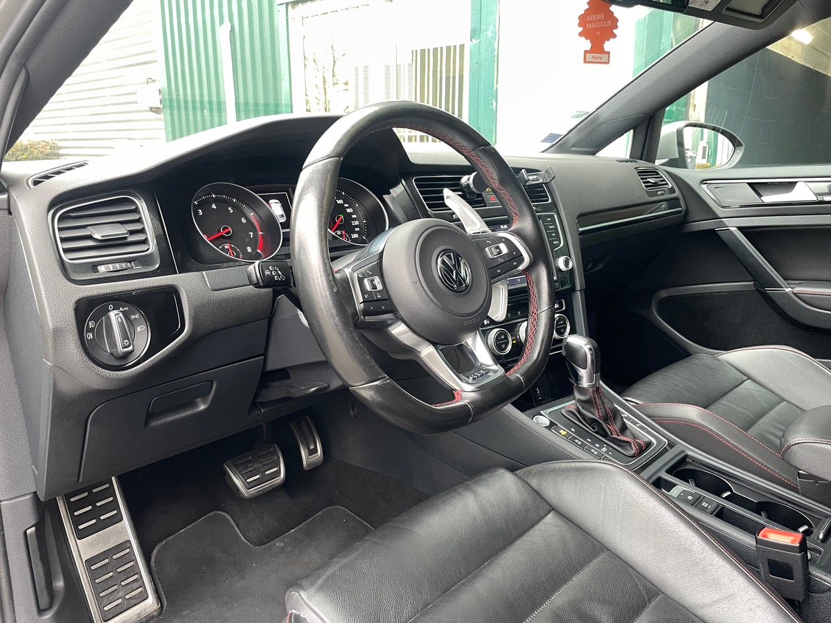 Volkswagen Golf GTI 230