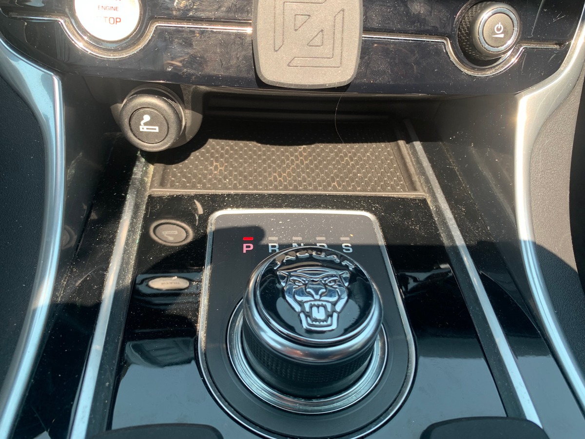 Jaguar XE 240 chevaux | R Sport | GPS | Régulateur de vitesse | Toit ouvrant | Audio MERIDIAN | Cuir