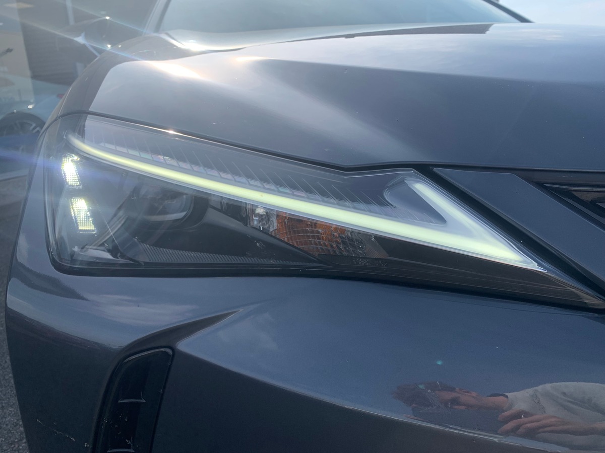 Lexus UX 250 | 185 ch | Luxe Techno | Contrôle angles morts | Caméra recul | Hayon électrique