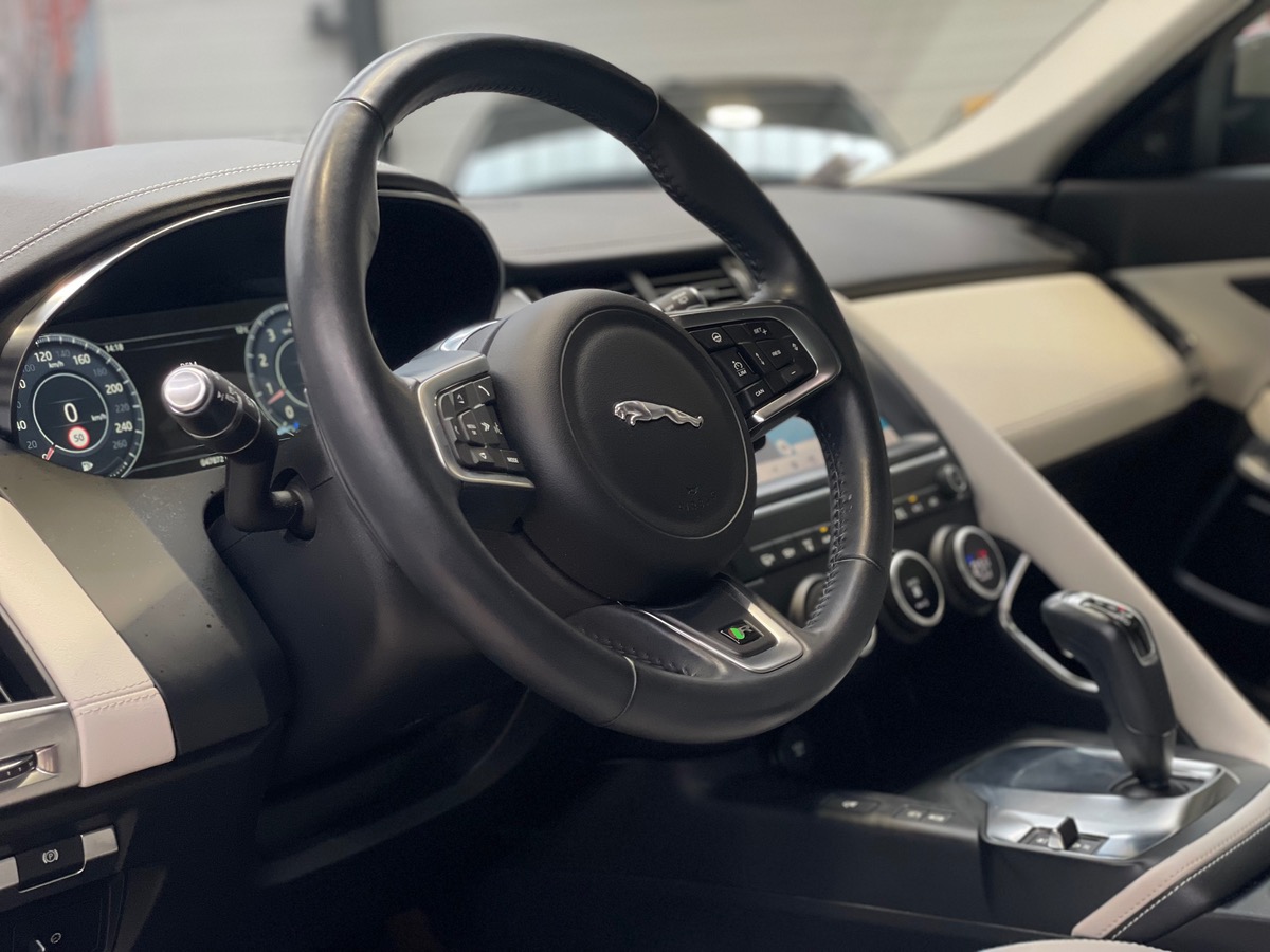 Jaguar E-Pace 2.0L P-250 AWD R-DYNAMIC HSE - TOIT PANO/VOLANT CHAUFFANT