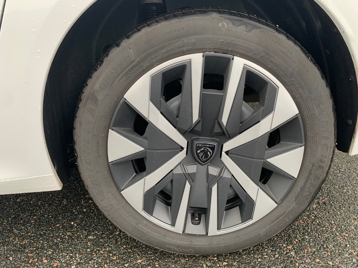 Peugeot 208 100 ch | Active | Aide stationnement arrière | Sièges avant chauffants | Écran tactile