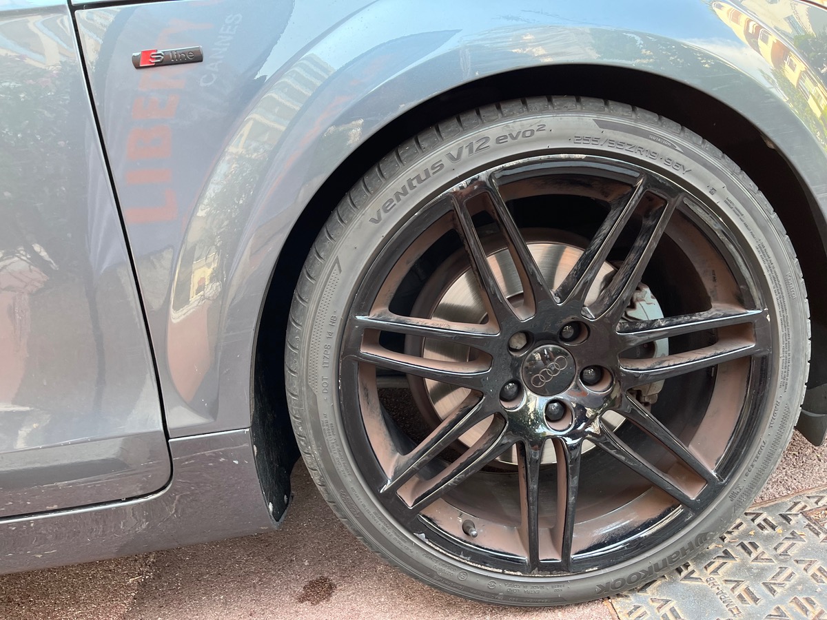 Audi TT 2.0 TFSI 200 cv / S line/  GPS / Jantes noires / Feux teintés  / intérieur cuir