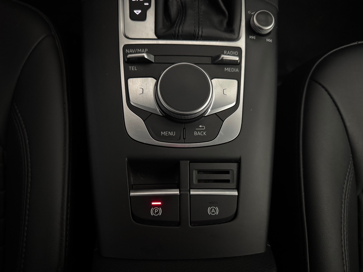 Audi A3 1.6 tdi S tronic / Xénons / Radar de stationnement Av Ar