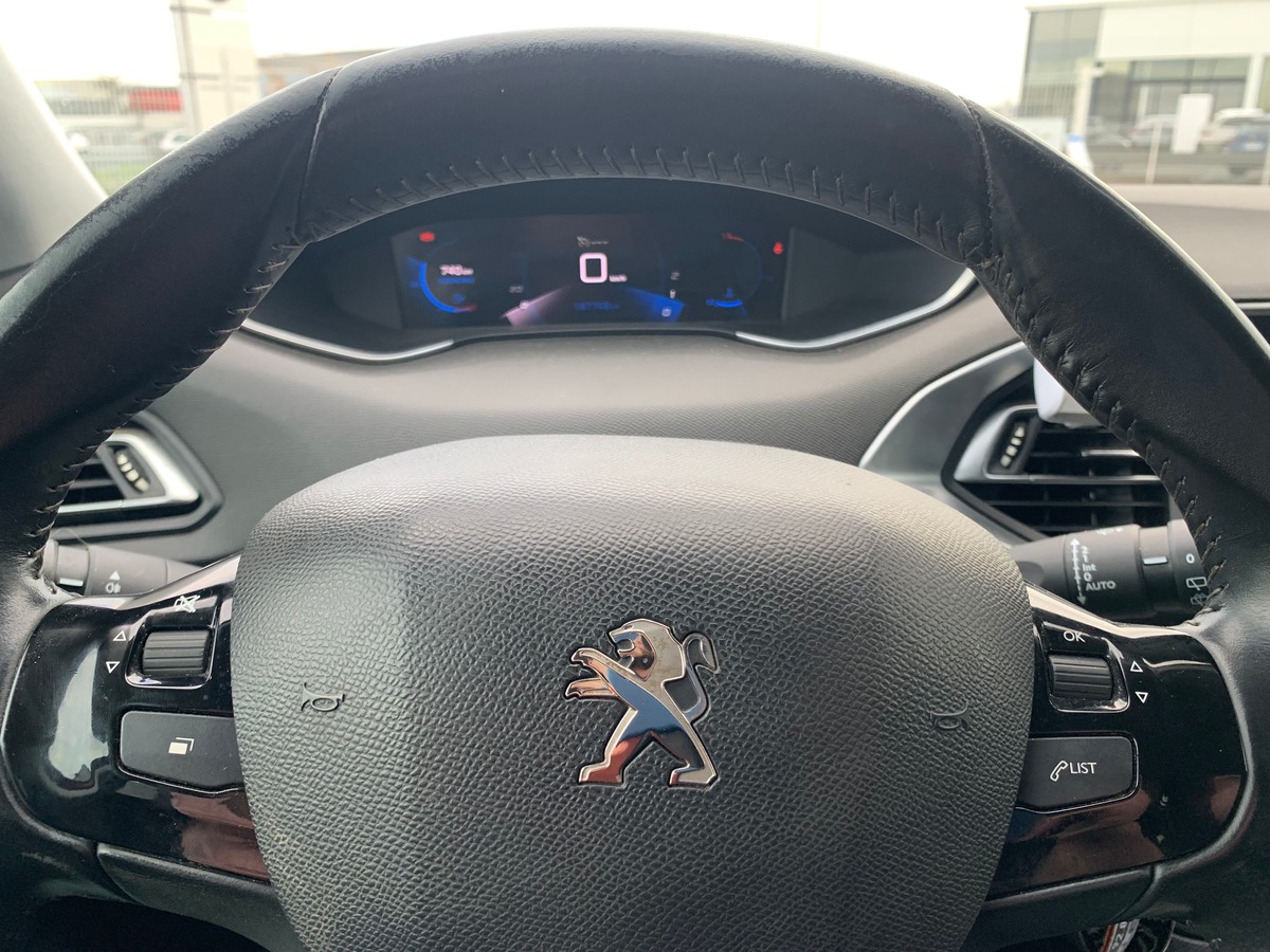 Peugeot 308 100 ch | Pack Attelage | Régulateur vitesse | Jantes Alu | Radar stationnement arriére