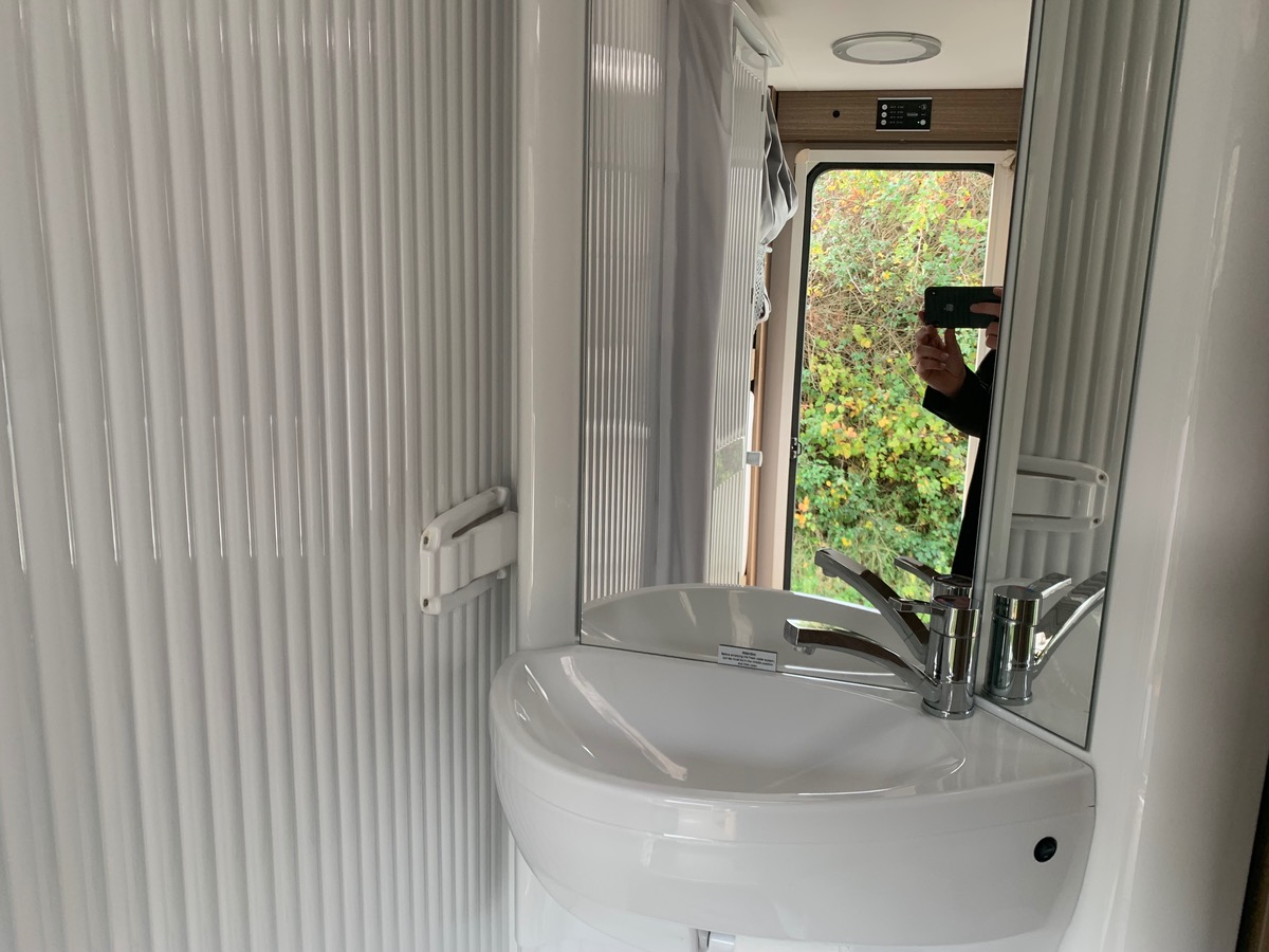 Capron A 140 ch | CAMERA DE RECUL |  LITS SUPPERPOSES | STORE EXTERIEUR | Climatisation manuelle