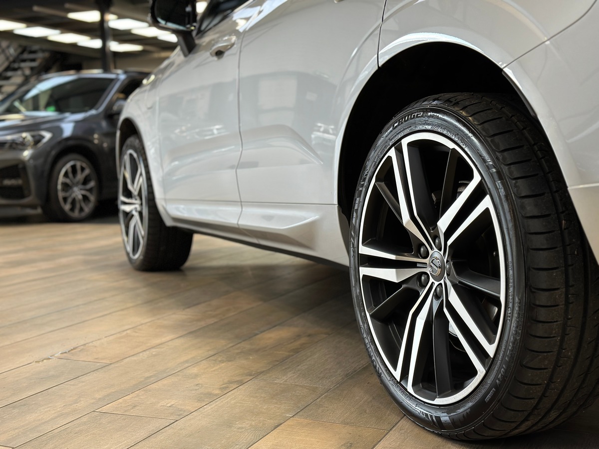 Volvo XC60 T8 R-Design 303 ch + 87 AWD Geartronic 8 / Attelage / Toit Ouvrant / Hifi HK