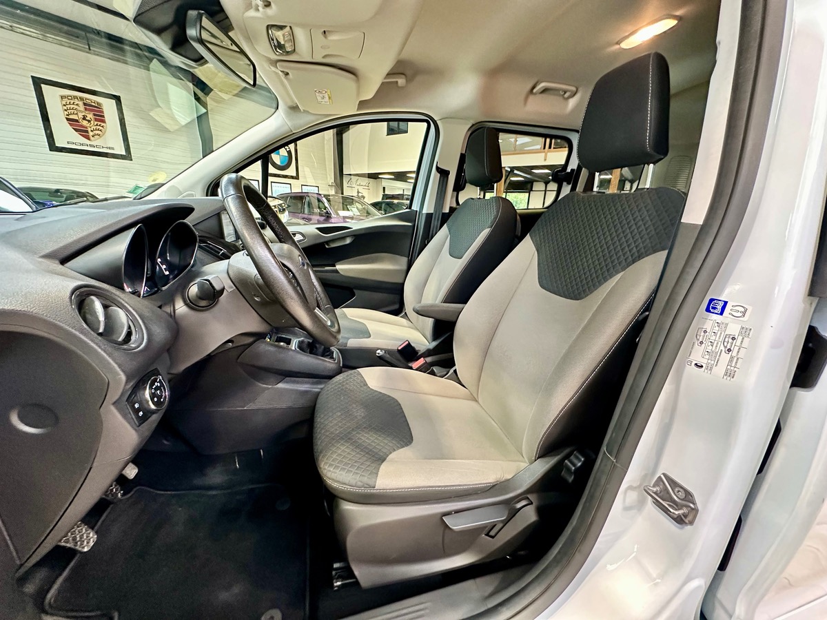 Ford Tourneo Courier (2) 1.5 TDCi 100 Titanium BVM6 + Attelage h