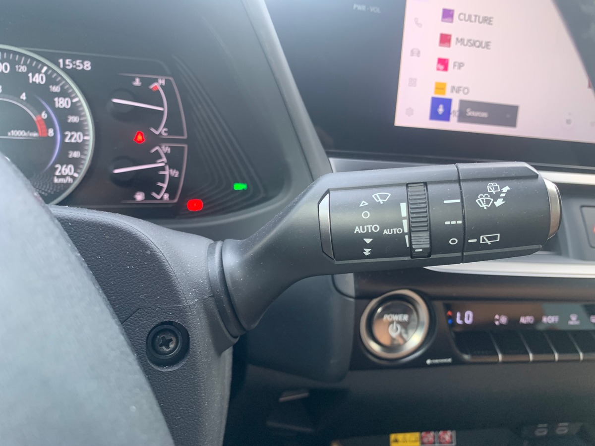 Lexus UX 250 | 185 ch | Luxe Techno | Contrôle angles morts | Caméra recul | Hayon électrique