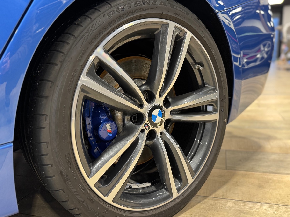 Bmw Série 3 330E IPERFORMANCE 252CV PACK M DKG8 1ER MAIN/UHD/CARPLAY/ALCANTARA ÉTRIER MPERFORMANCE M