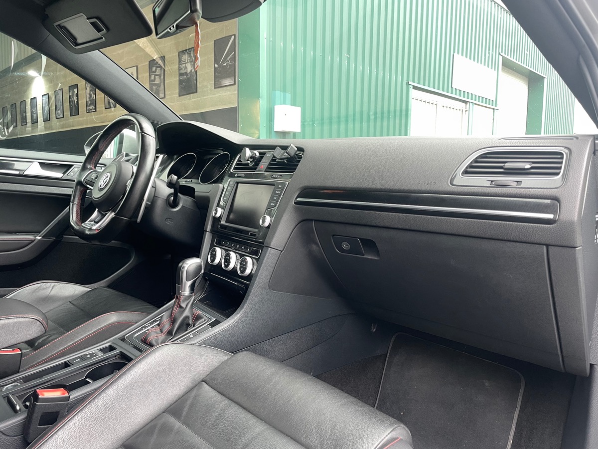 Volkswagen Golf GTI 230