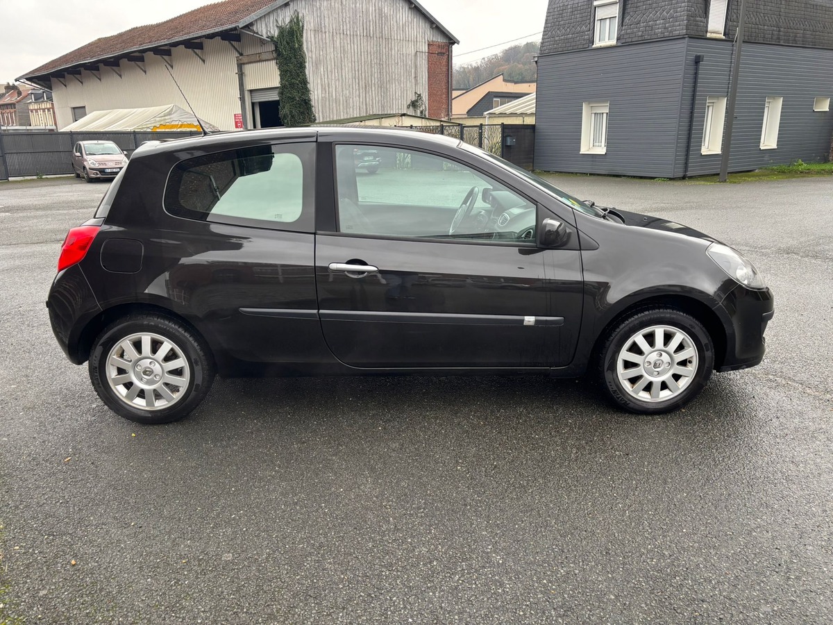 RENAULT Clio III 1.6 Dynamique - VENTE A MARCHAND
