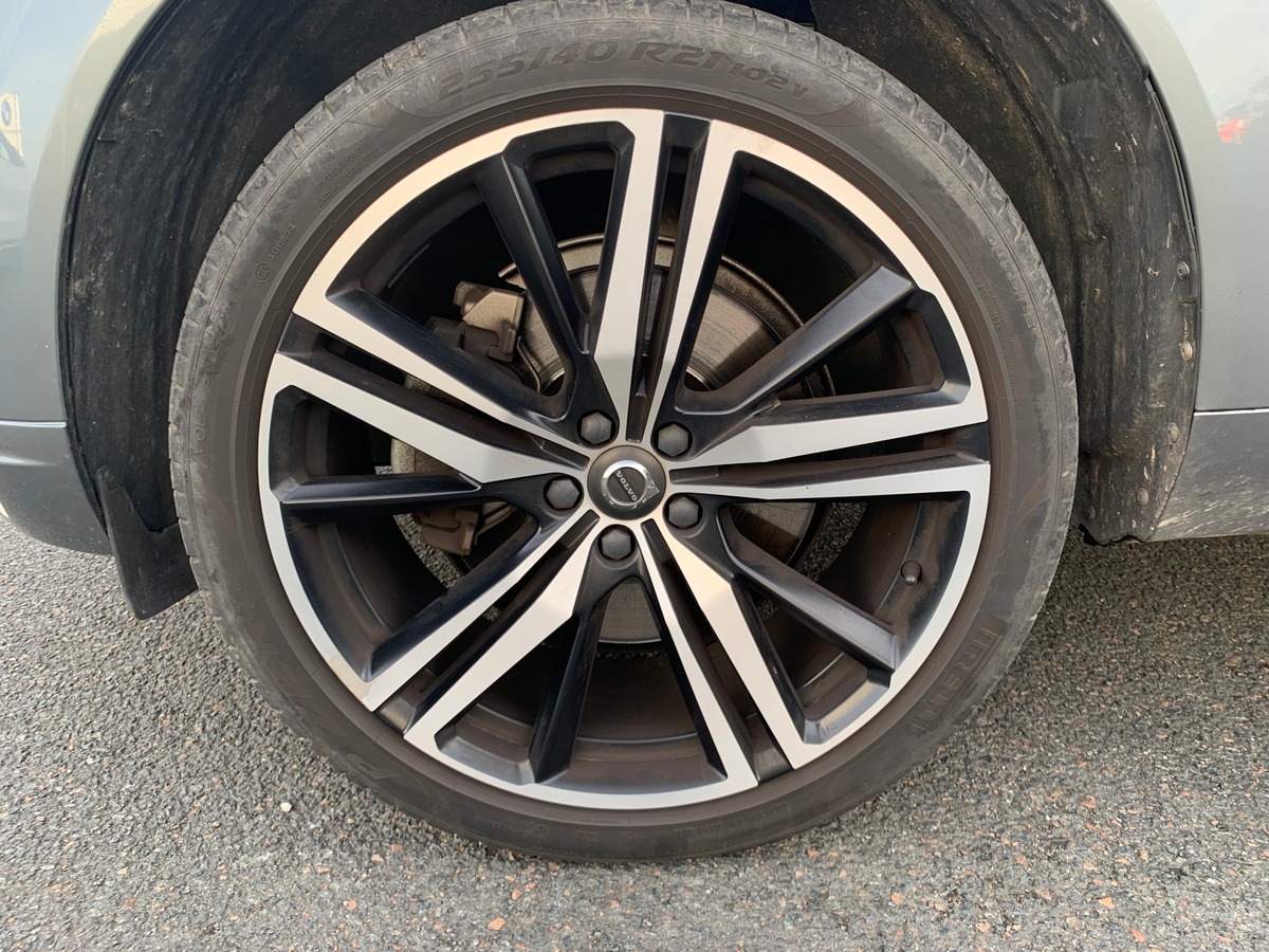 Volvo XC60 197 ch | R-design | Châssis Sport | Jantes Alu 21'' | Sièges Sport | Coffre électrique