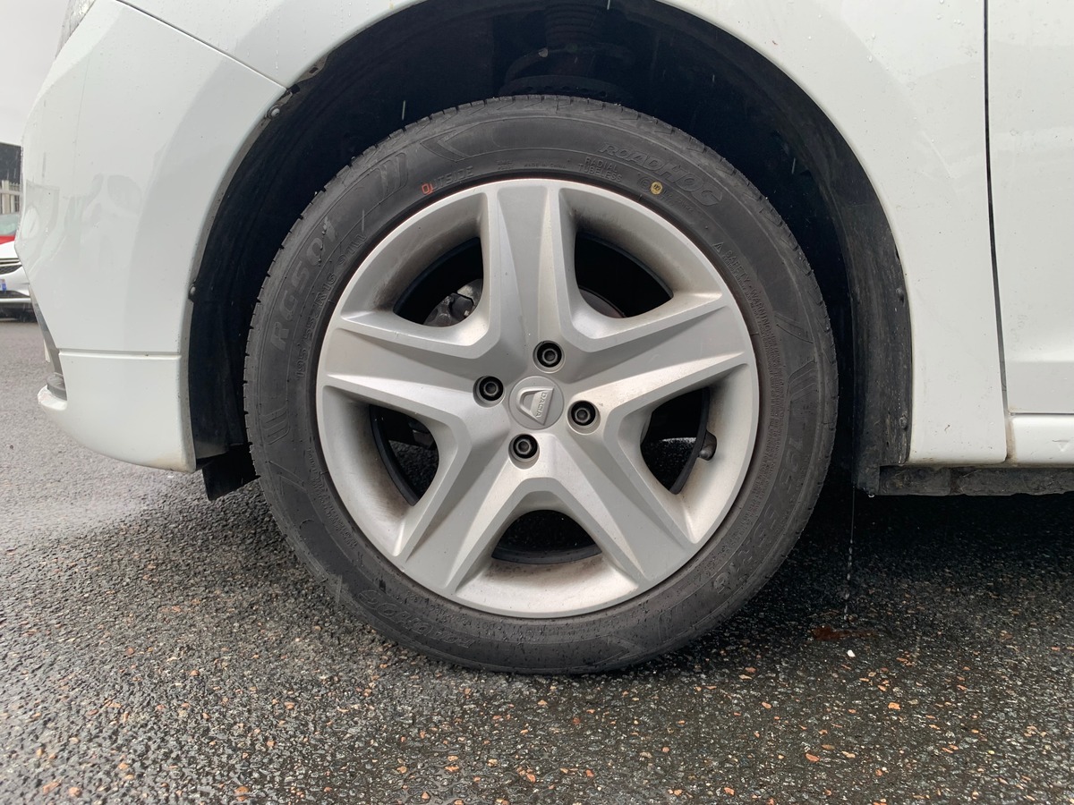 Dacia Sandero 90 ch | Lauréate | Phase 2 | GPS | Régulateur de vitesse | Climatisation | Bluetooth