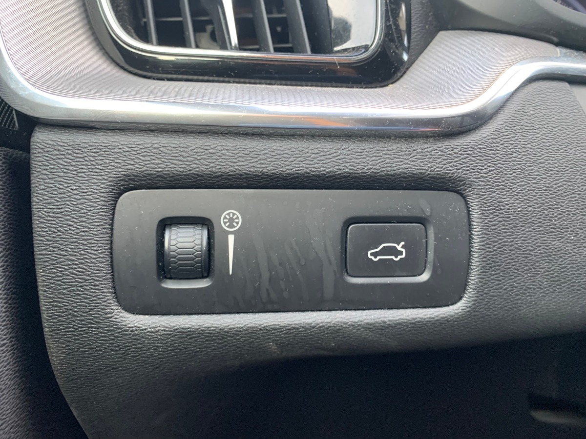 Volvo XC60 197 ch | R-design | Châssis Sport | Jantes Alu 21'' | Sièges Sport | Coffre électrique