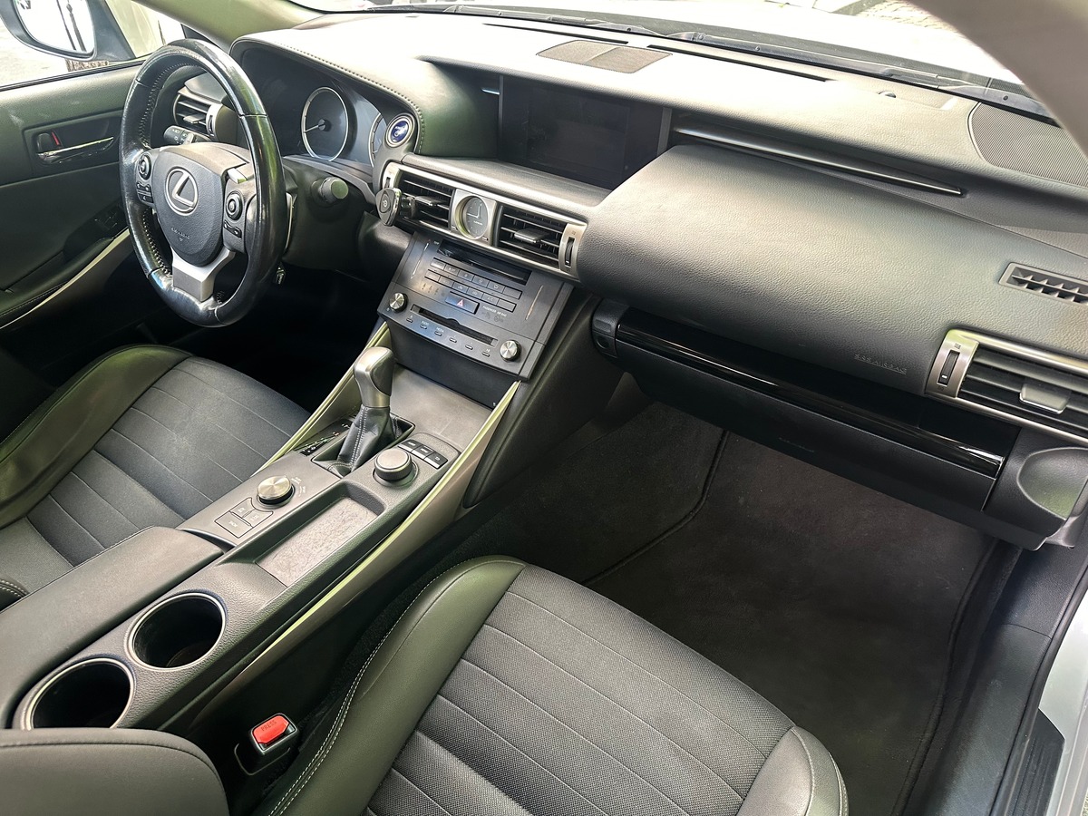 Lexus IS300 H Business E-CVT 181 cv Entretien Lexus