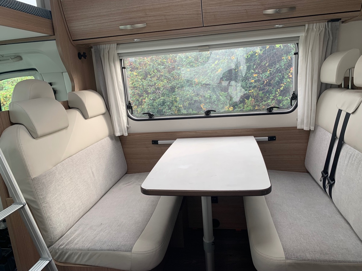 Capron A 140 ch | CAMERA DE RECUL |  LITS SUPPERPOSES | STORE EXTERIEUR | Climatisation manuelle