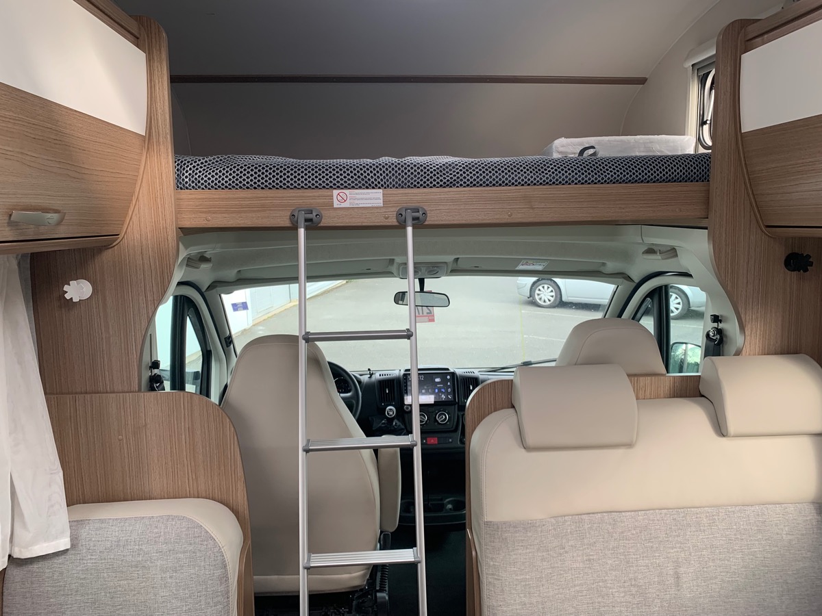 Capron A 140 ch | CAMERA DE RECUL |  LITS SUPPERPOSES | STORE EXTERIEUR | Climatisation manuelle