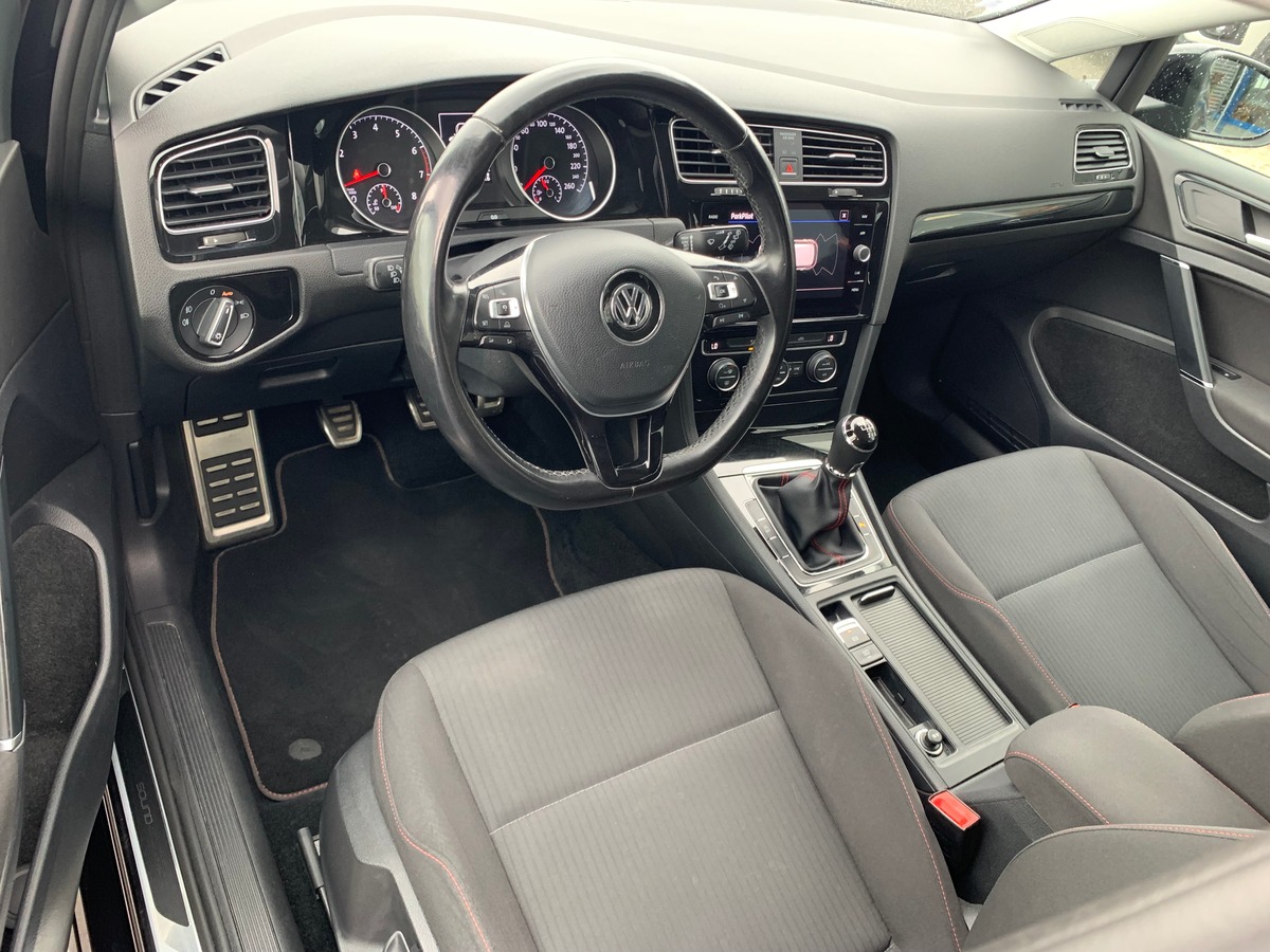 Volkswagen Golf 125 | Sound | Caméra recul | Régulateur | GPS | Apple car play | Attelage amovible