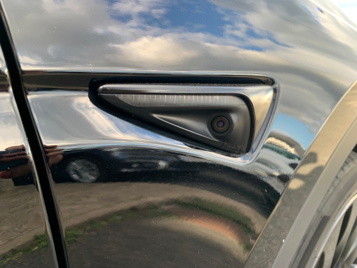 Tesla Model Y 275 chevaux | Premiére MAIN | Standard | Toit panoramique | Cuir | Siéges électriques