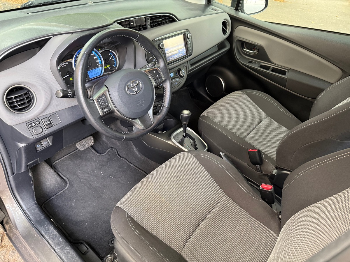 Toyota Yaris III Dynamic Business E-CVT 100h