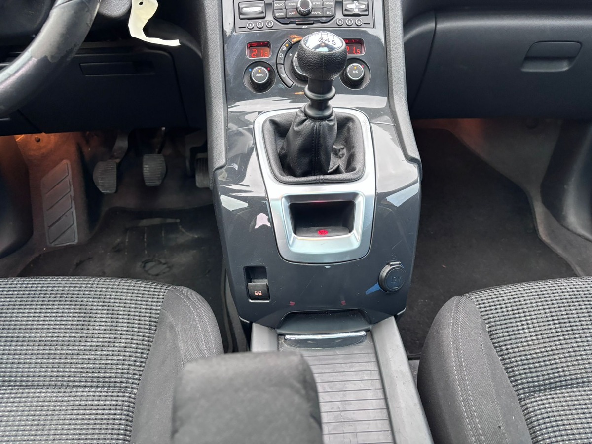 Peugeot 5008 7 places 1.6 HDi 110 Premium Pack - Distribution neuve - Garantie