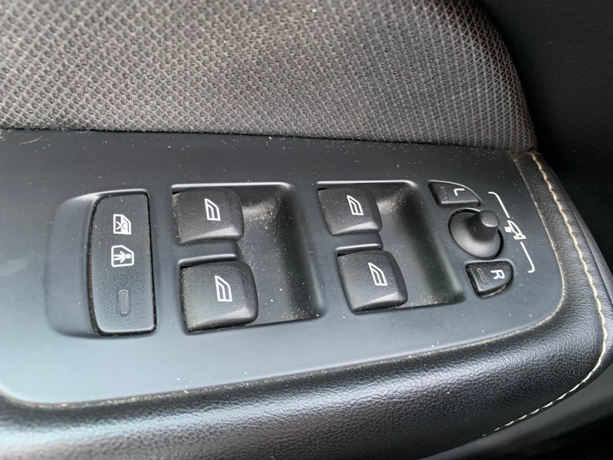 Volvo XC60 197 ch | R-design | Châssis Sport | Jantes Alu 21'' | Sièges Sport | Coffre électrique