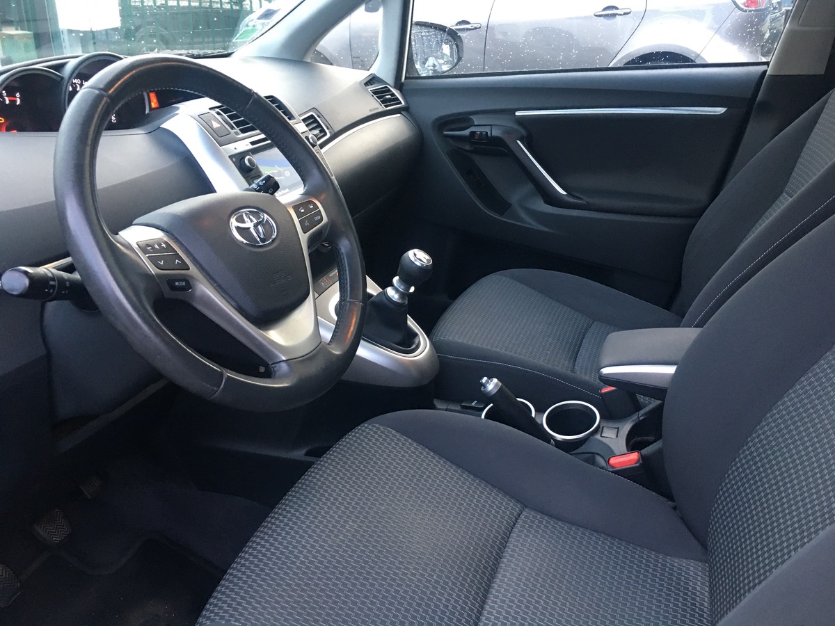Toyota Verso 2.0 D-4D 112 CV 1r main 4XCB