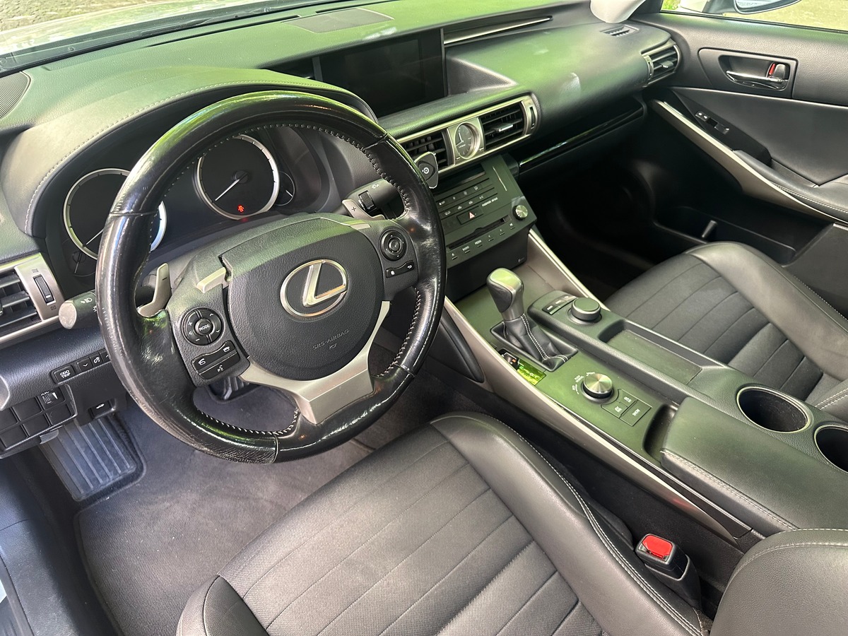 Lexus IS300 H Business E-CVT 181 cv Entretien Lexus