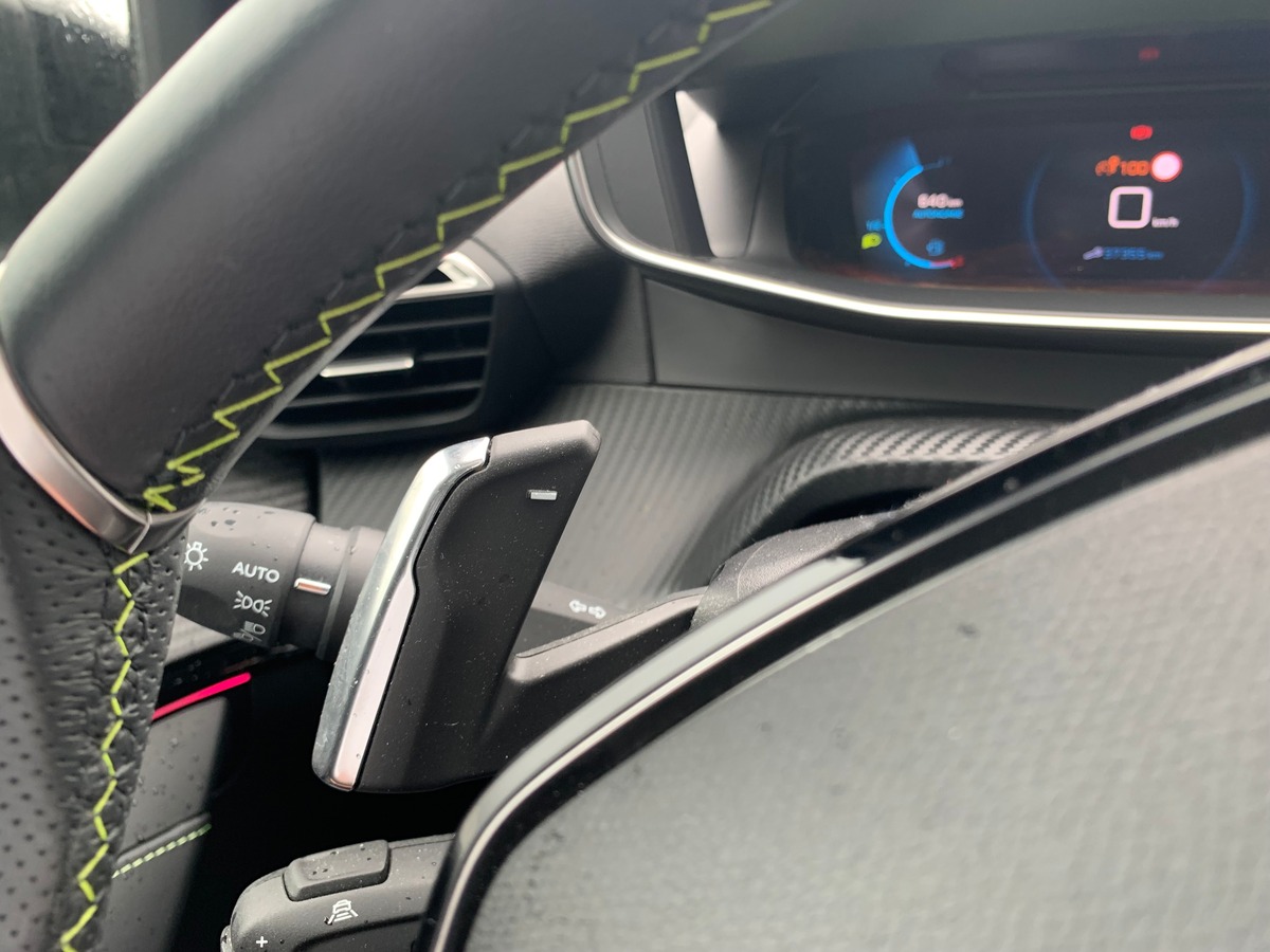 Peugeot 208 130 | GT | Toit panoramique | Caméra recul | Avertisseur angles morts | Apple car play