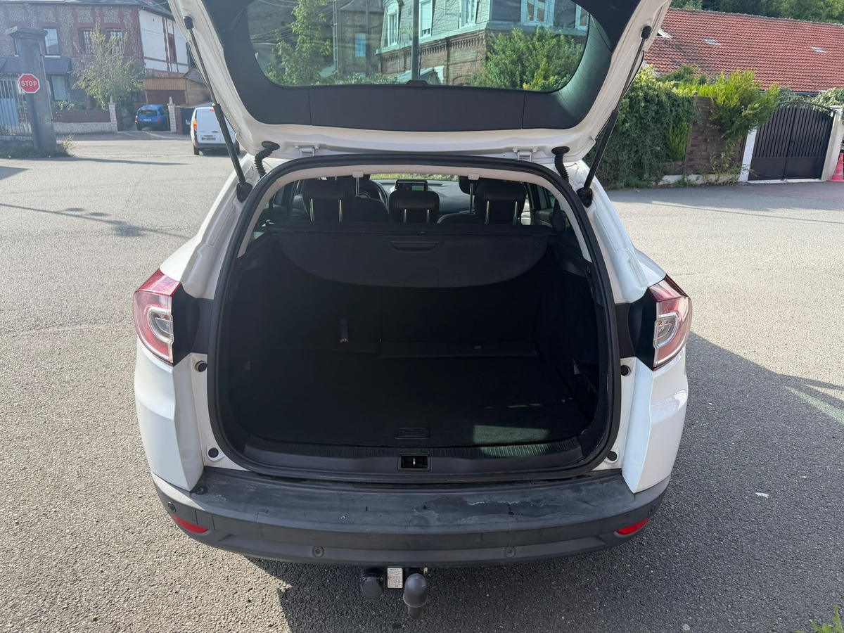RENAULT Megane III Estate 1.5 dCi BOSE Edition-Crochet d'attelage - Distribution neuve- Garantie