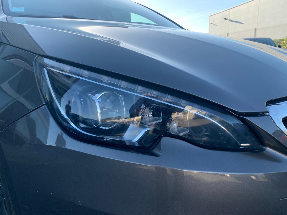 Peugeot 308 115 chevaux | Toit panoramique | Régulateur de vitesse | GPS | Attelage
