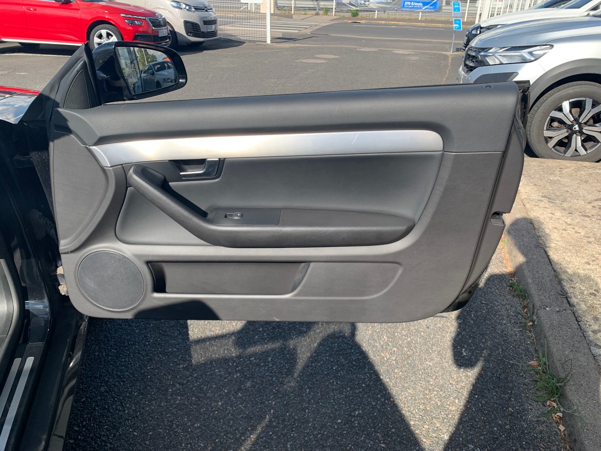 Audi A4 Cabriolet 140 ch | Ambiente | Cuir | Régulateur de vitesse | Climatisation | Capote récente