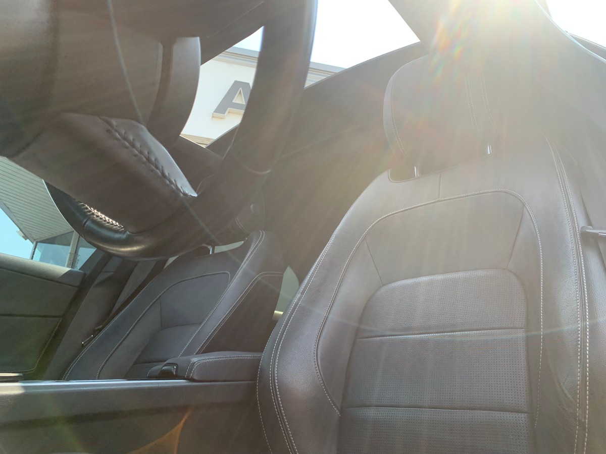 Jaguar XE 240 chevaux | R Sport | GPS | Régulateur de vitesse | Toit ouvrant | Audio MERIDIAN | Cuir
