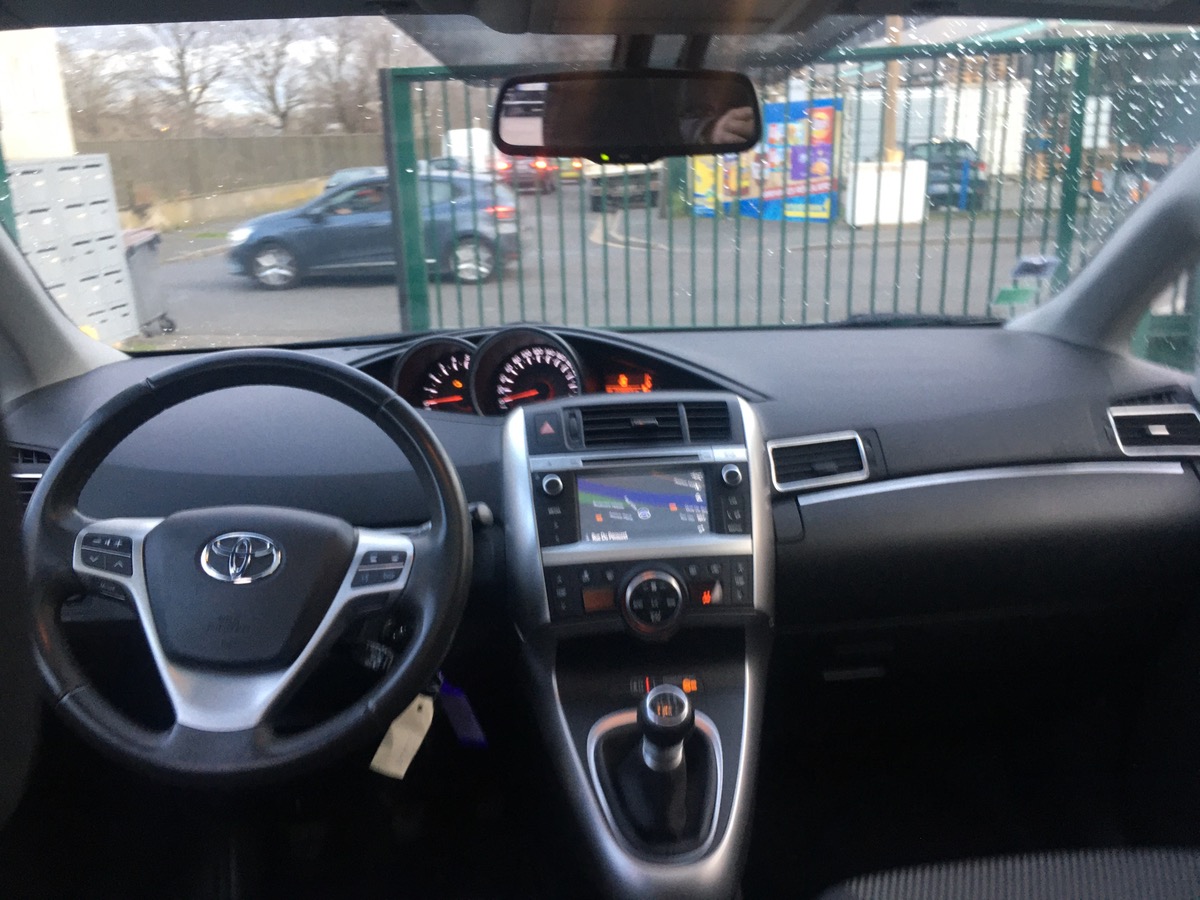 Toyota Verso 2.0 D-4D 112 CV 1r main 4XCB