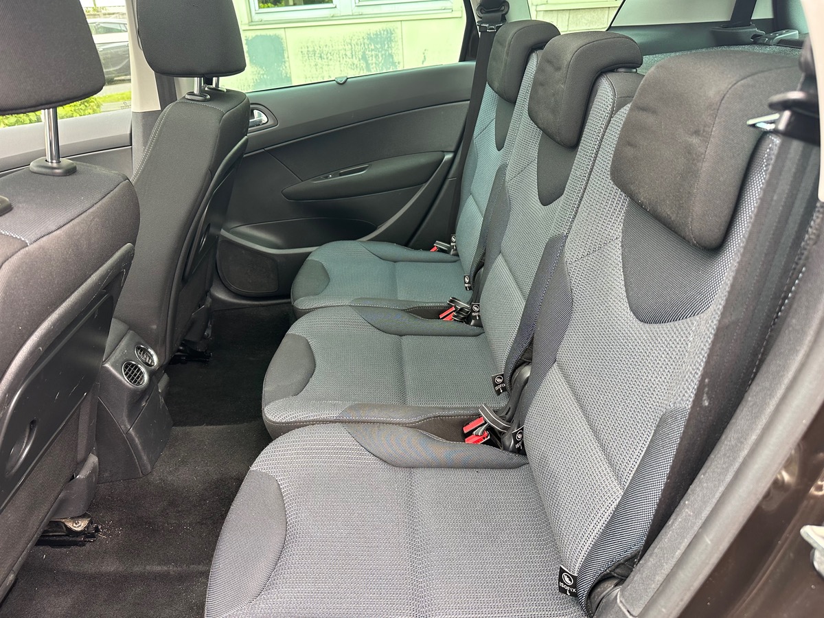 Peugeot 308 SW 1.6 e-HDI 112 CV 7 place spéciale family 4XCBLeu
