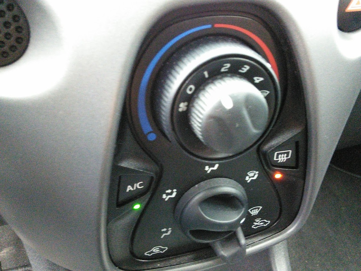 Toyota Aygo 1.0 72CH VVTI X-PLAY 5P CLIM