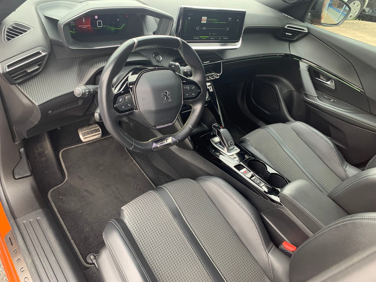 Peugeot 2008 130 chevaux | GT | Caméra de recul | Apple car Play | GPS | Palettes au volant
