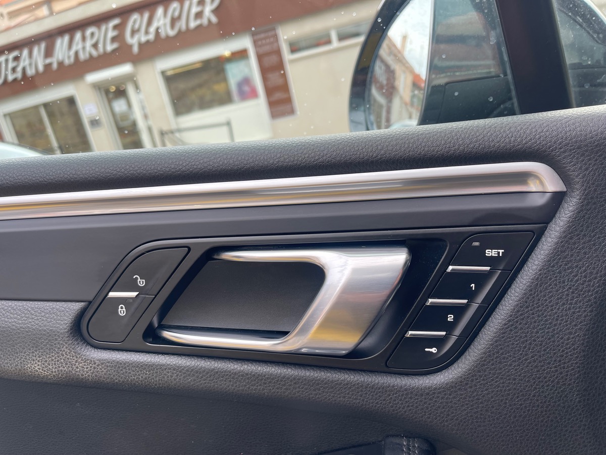 Porsche Macan 2.0 TFSI 252 CV AWD / Phase 2/Toit Ouvrant /Jantes Turbo/Pack Black /Echappement Sport