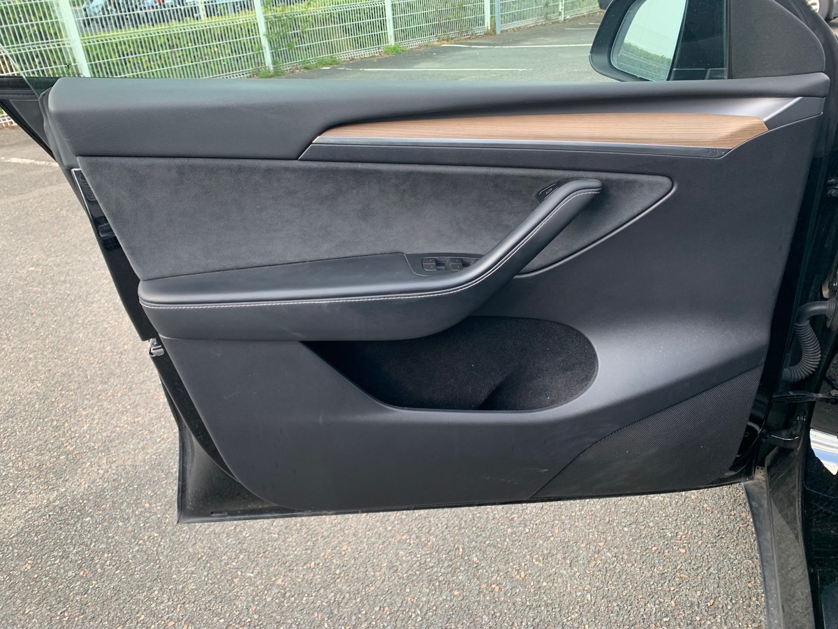 Tesla Model Y 275 chevaux | Premiére MAIN | Standard | Toit panoramique | Cuir | Siéges électriques