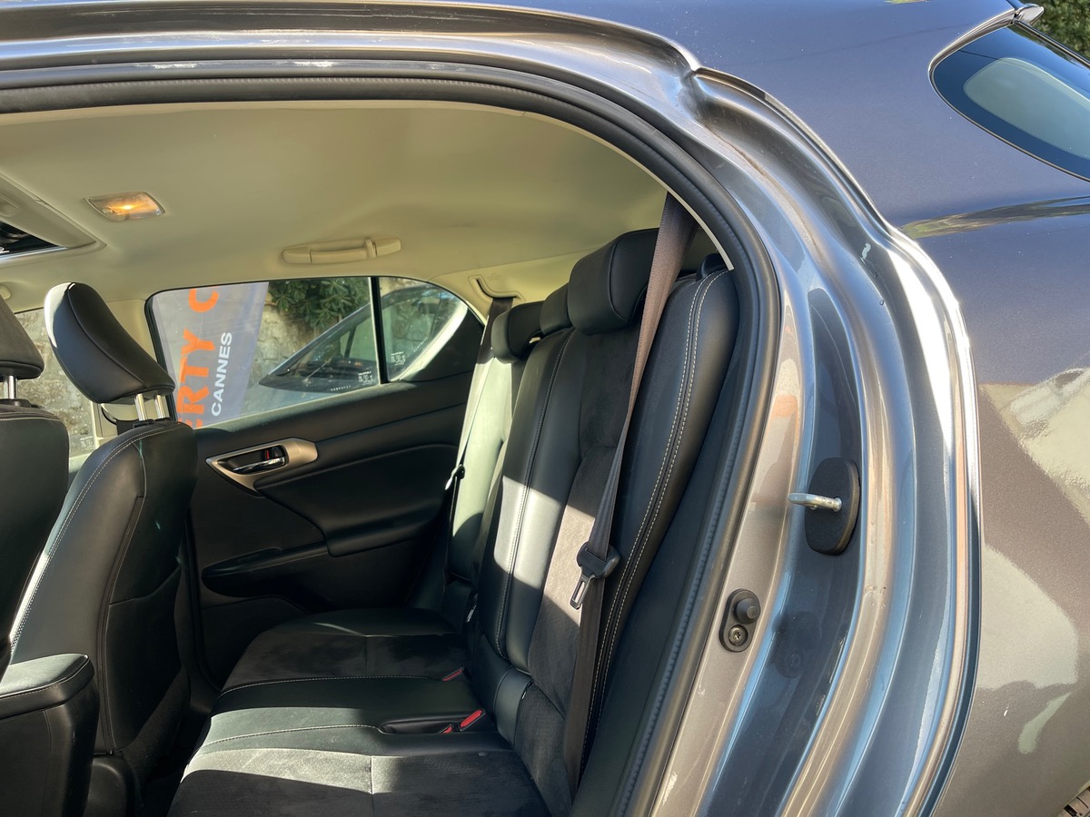 Lexus CT200H 200 H 1.8 VVT-i 136 CV Sport Design / Jantes Noires / Toit Ouvrant / Caméra de recul