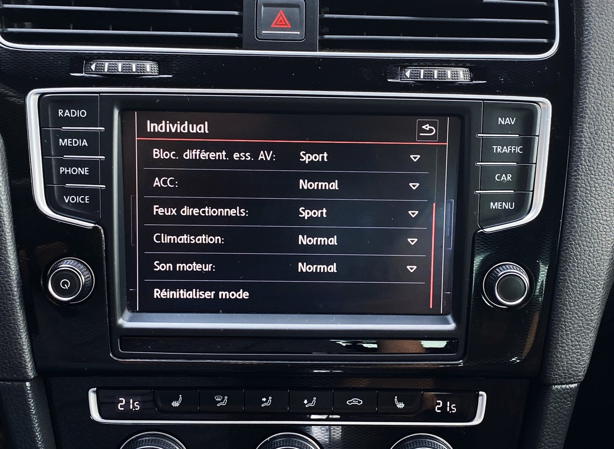 Volkswagen Golf VII 2.0 TSI 230ch GTI PERFORMANCE DSG6 5P / DCC / TO PANO / ACC / DYNAUDIO / CARPLAY