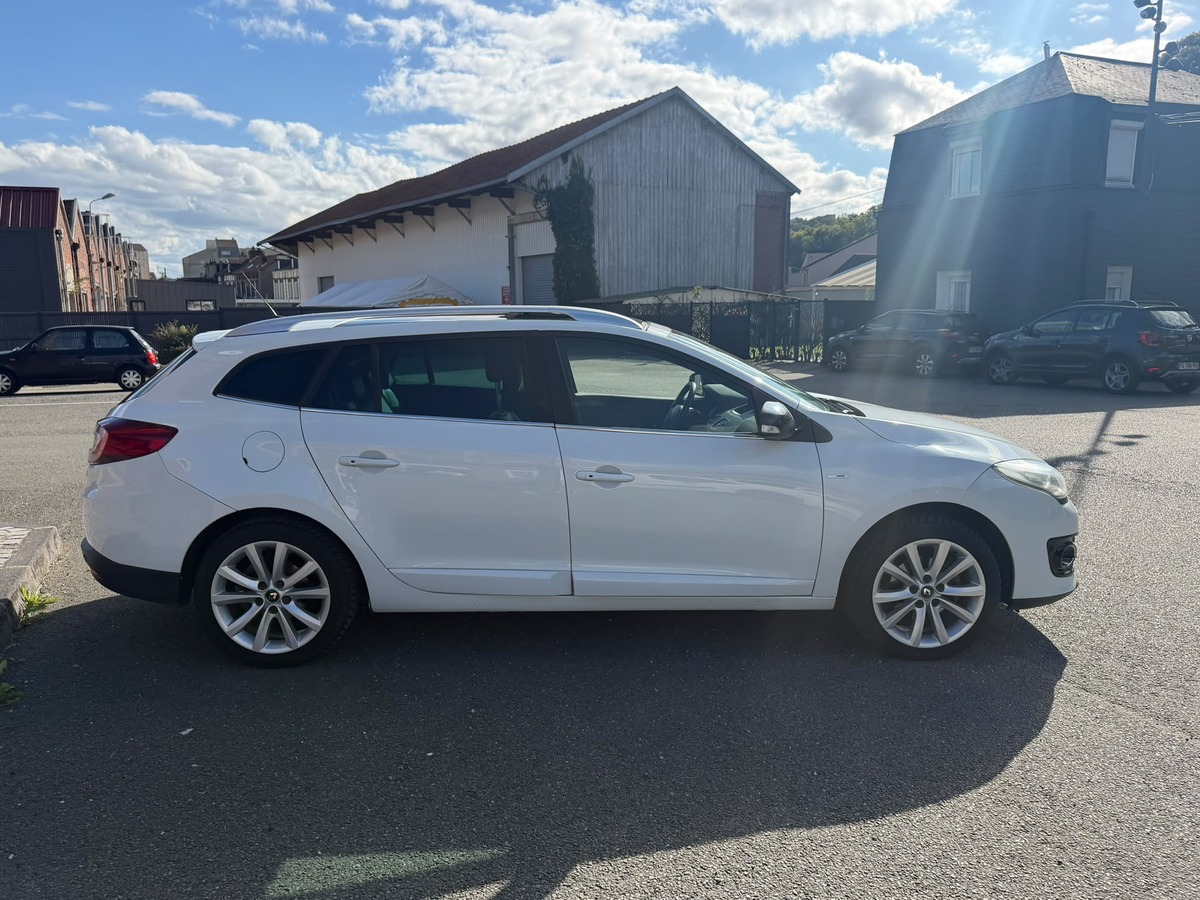 RENAULT Megane III Estate 1.5 dCi BOSE Edition-Crochet d'attelage - Distribution neuve- Garantie