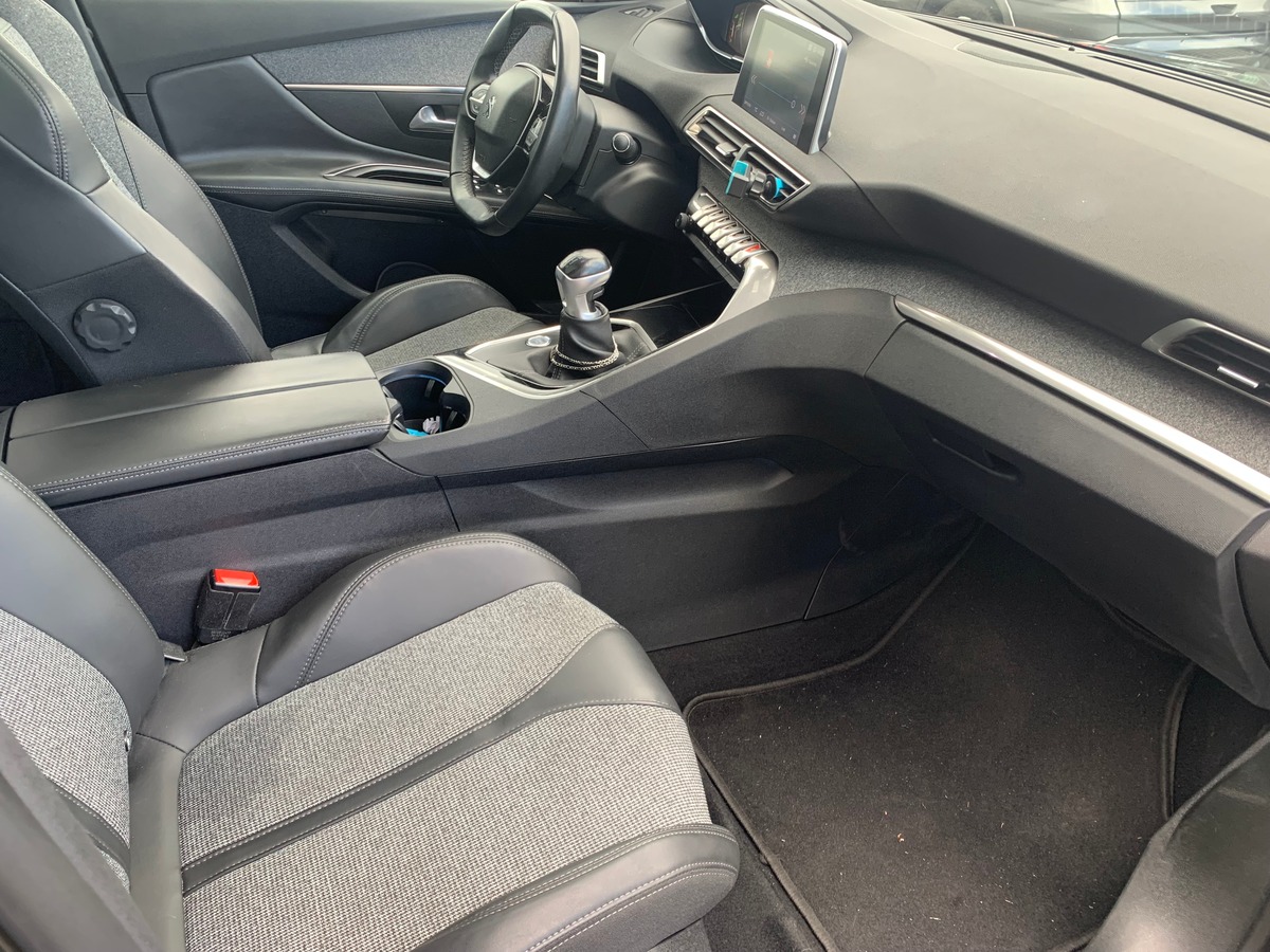 Peugeot 3008 130 ch | Allure | Toit ouvrant panoramique | Caméra recul | Attelage | Apple car play