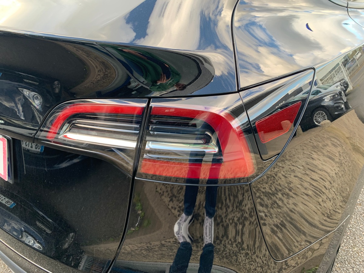 Tesla Model Y 275 chevaux | Premiére MAIN | Standard | Toit panoramique | Cuir | Siéges électriques