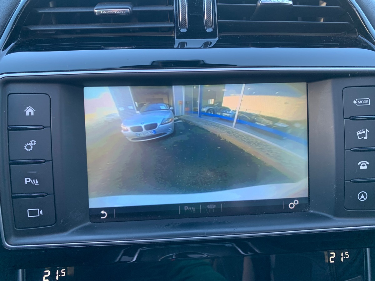 Jaguar XE 180 ch | Intérieur cuir | Toit ouvrant | Caméra de recul | GPS | Bluetooth