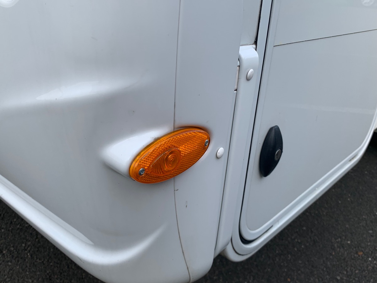 Capron A 140 ch | CAMERA DE RECUL |  LITS SUPPERPOSES | STORE EXTERIEUR | Climatisation manuelle