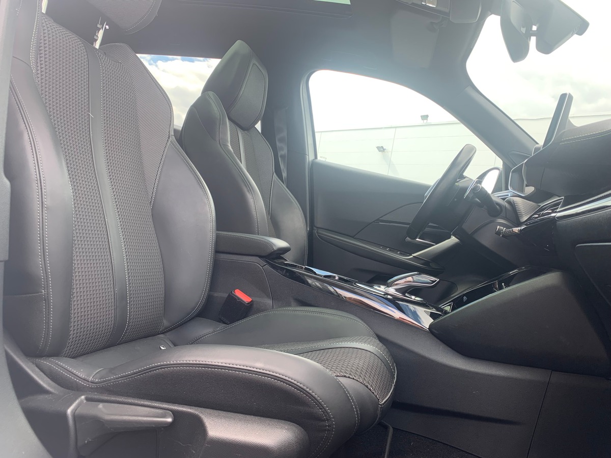Peugeot 2008 130 chevaux | GT Line | Toit ouvrant panoramique | Apple car Play | Attelage