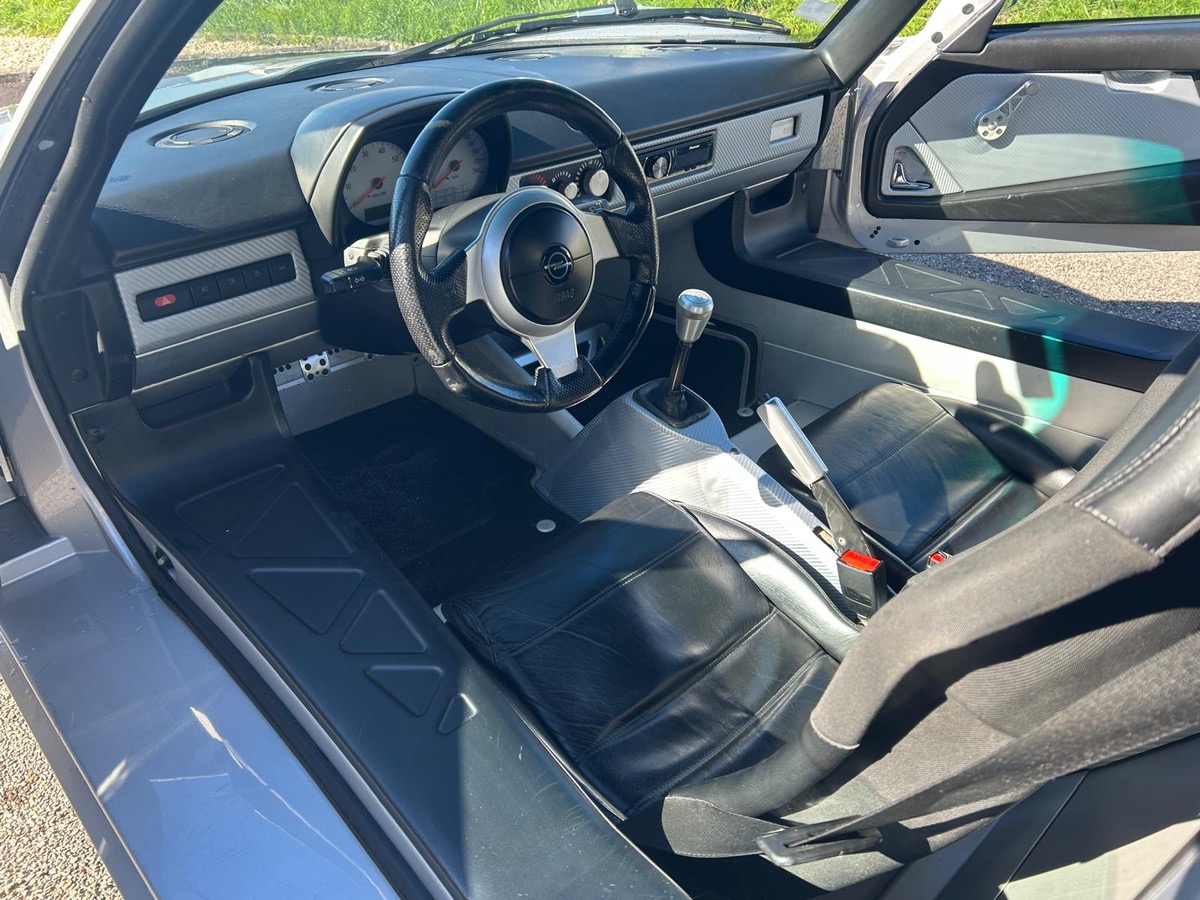 Opel Speedster 2.2 (147 ch)