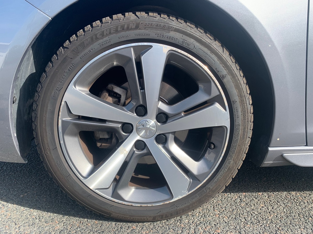 Peugeot 308 130 ch | GT Line | Toit panoramique | Apple car play | Avertisseur angles morts | Radars