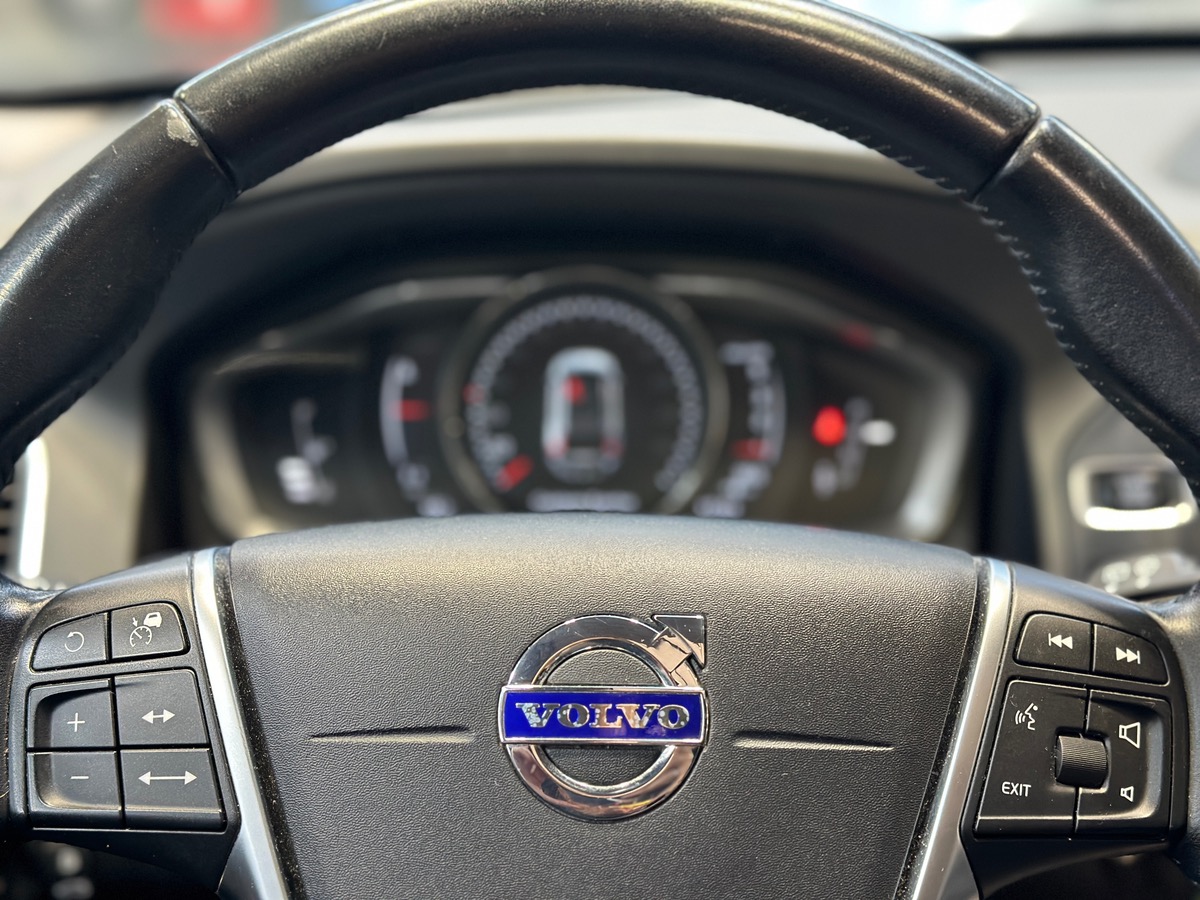 Volvo XC60 D4 2.0L 190 cv XENIUM Geartronic - Toit ouvrant / Hifi HK / Caméra